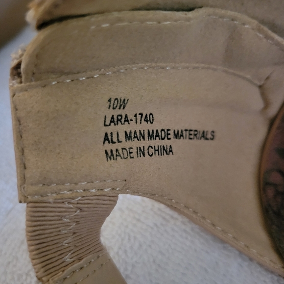 cloudwalkers by avenue Lara sandal with heel, beige, like new pre-owned size 10W - Picture 10 of 12